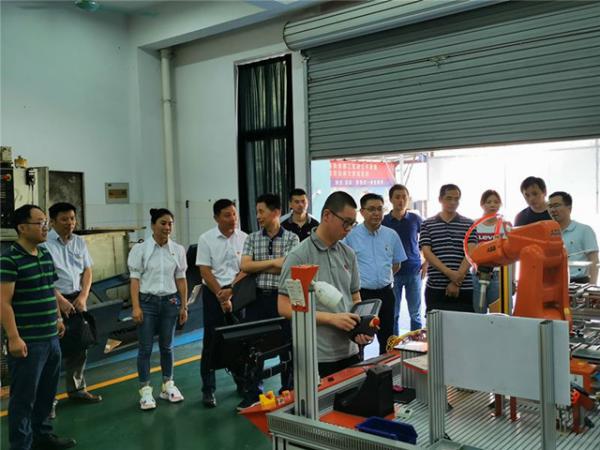 0815提升職業(yè)技能 展示專業(yè)風(fēng)采——市人大調(diào)研組一行來秀水學(xué)院開展調(diào)研工作-史源4_副本.jpg